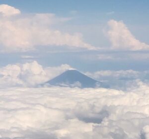 飛行機の窓から富士山