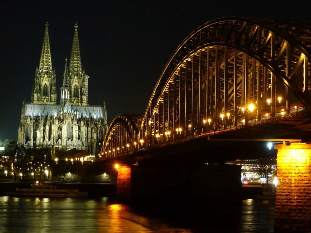 ケルン大聖堂・ホーエンツォレルン橋の写真