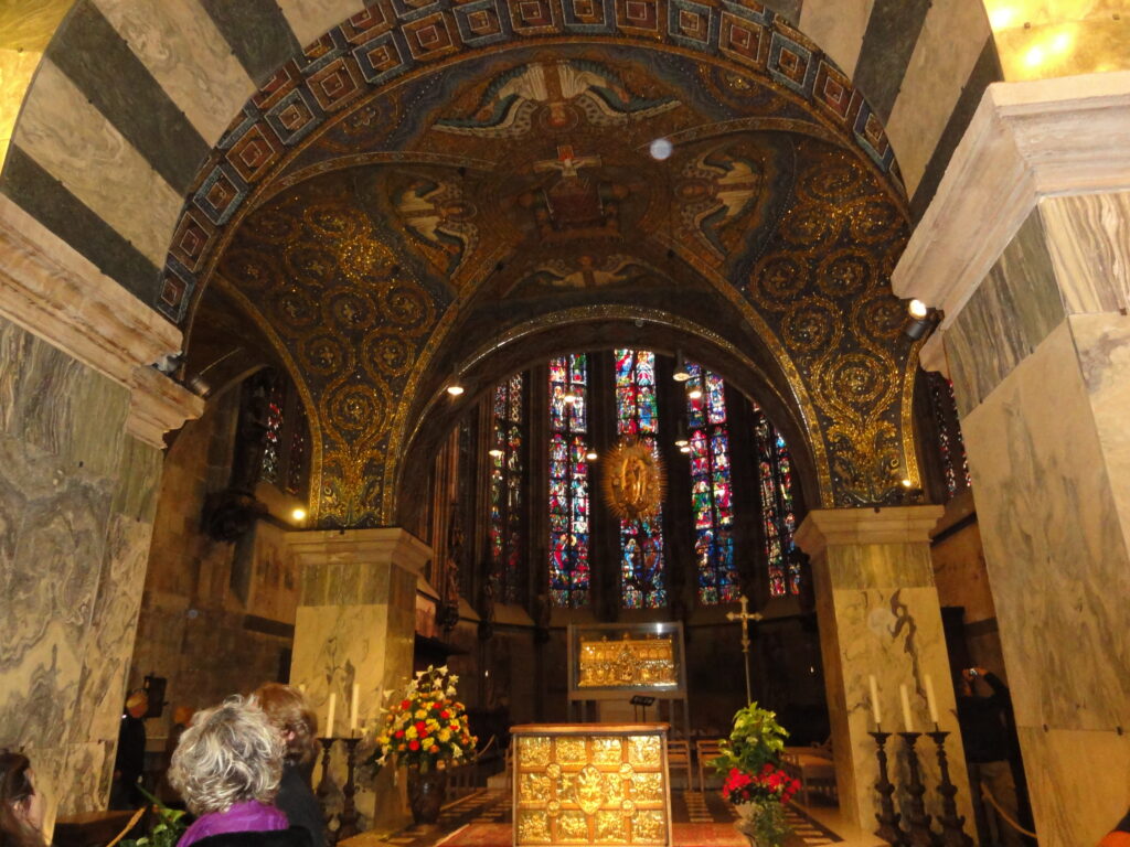 アーヘン大聖堂内部の写真