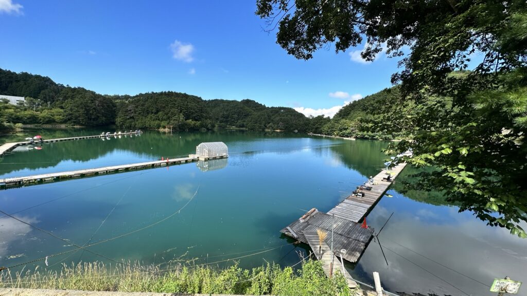 美鈴湖で釣りをする客