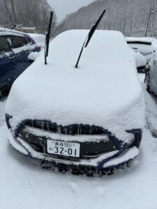 雪に埋もれたレンタカー