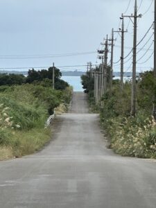 島の直線道路から見る絶景