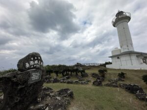 西崎灯台と最西端の碑