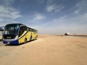サハラ砂漠を走るバス