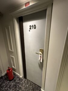 210号室の扉