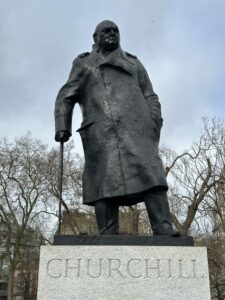 チャーチル首相の銅像