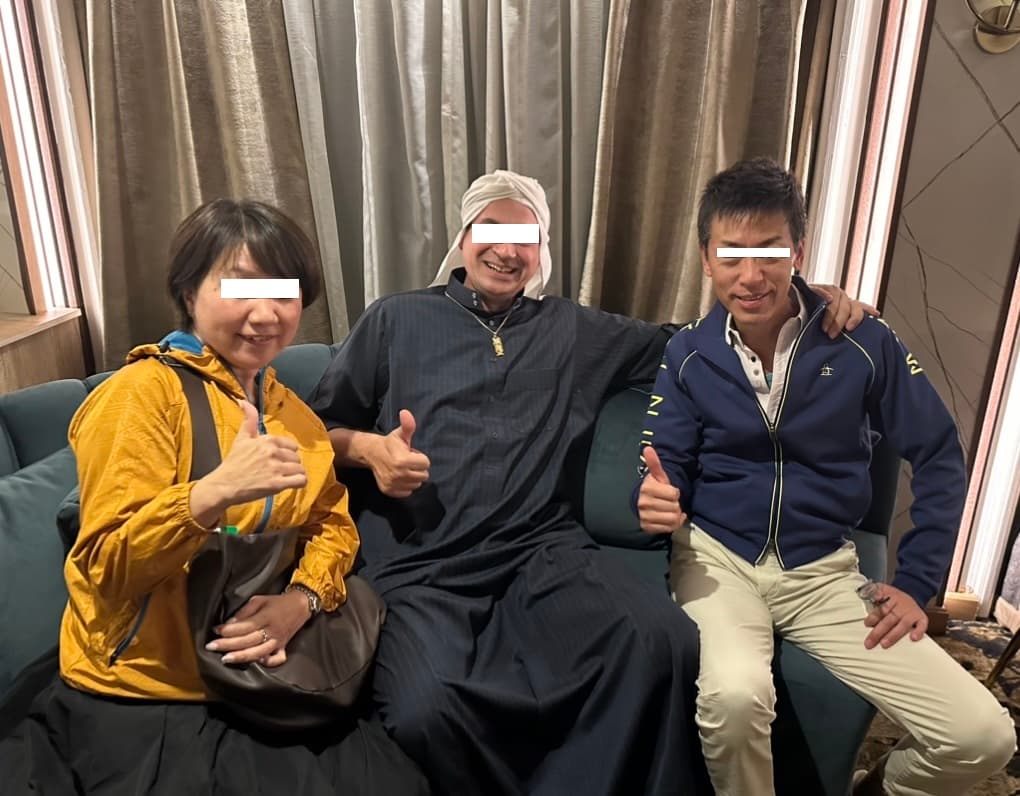 エジプト人ガイドさんと妻と私で記念撮影