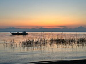 琵琶湖の日の出前