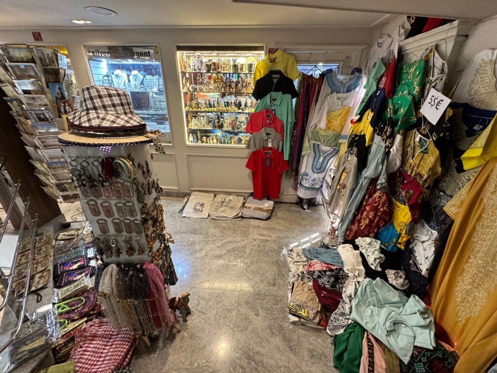 ロイヤル・ボー・リバージュの売店