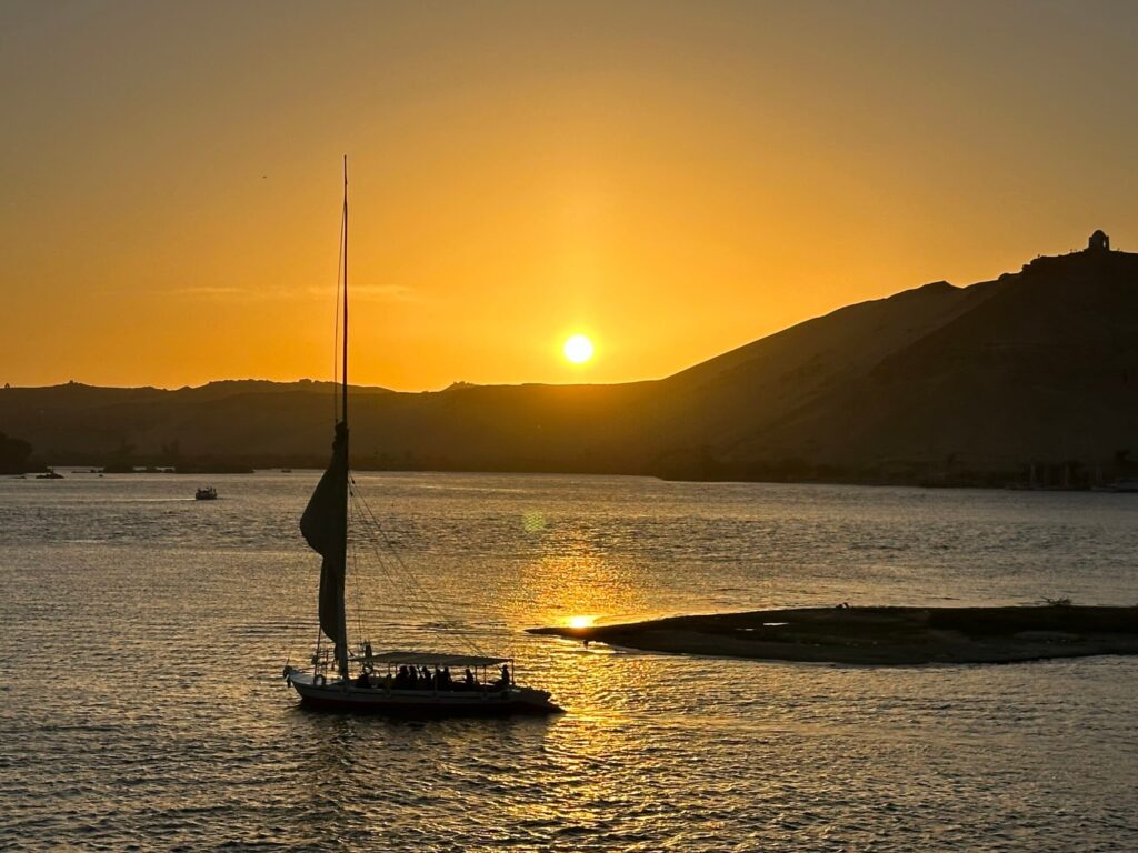 デッキから眺める夕陽とファルーカ