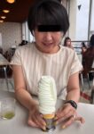 10段ソフトクリームを食べる妻