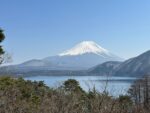 駐車場から見る本栖湖