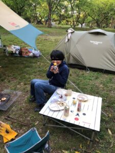 妻が焼き芋を食べている写真