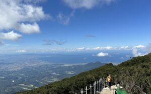 大山頂上から見る日本海の景色