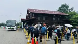 臨時バスを待つ登山客