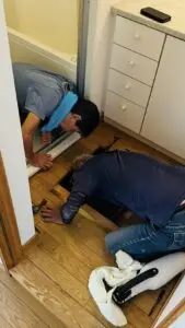 フローリングを覗き込む