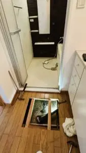フローリングに開けた穴