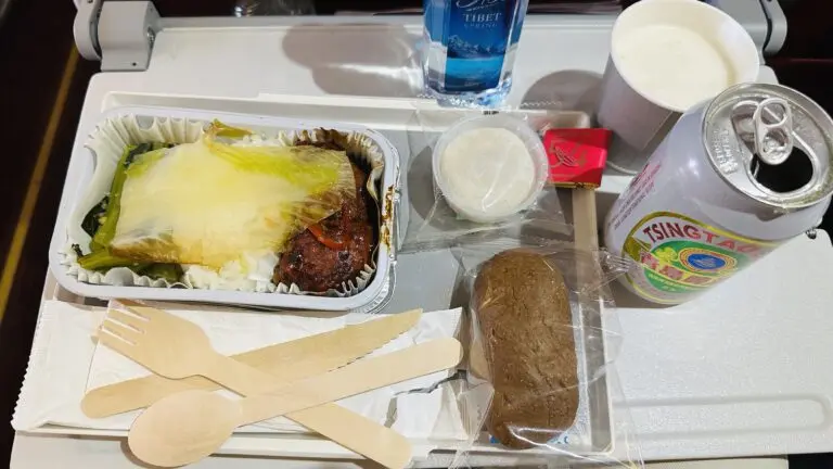 機内食1回目と青島ビール