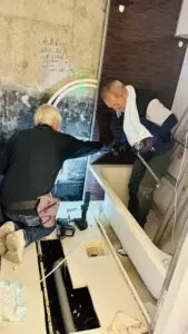 ユニットバスの解体作業