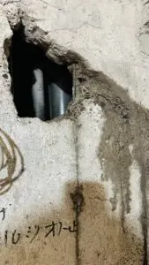 壁に穴を開けると水漏れの原因が判明