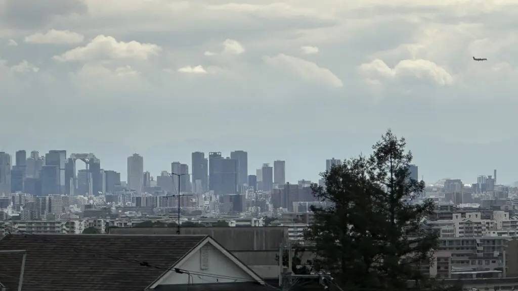 マンションの部屋から望む大阪の摩天楼